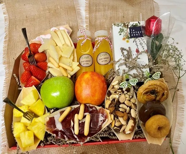 Catering Isamar - Bandeja Desayuno Frutas Naturales con Ibérico y Quesos
